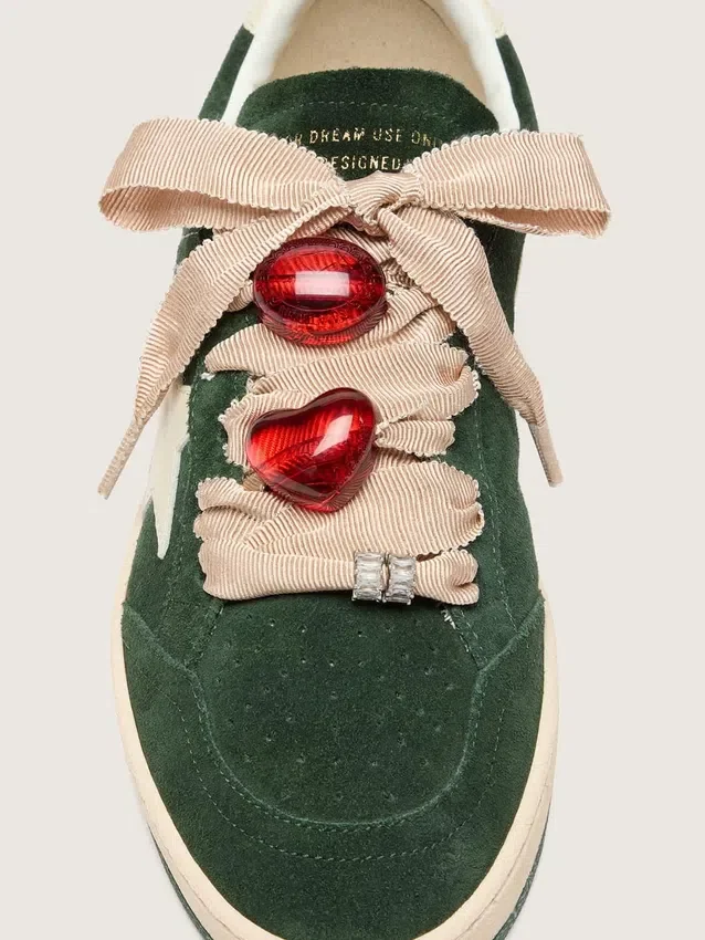Cordones dorados «Pieles» de CNY con dijes rojos y cristales
