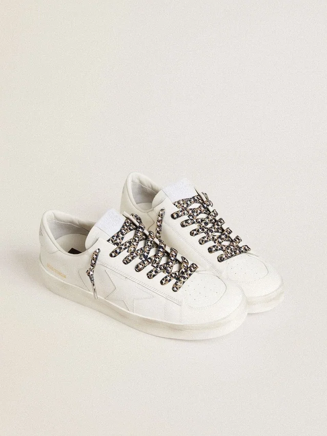 Cordones marrones con estampado de leopardo y estrellas blancas en contraste