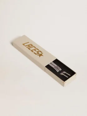 Cordones multicolores de lurex con logotipo negro en contraste