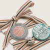 Cordones multicolores «Pieles» con dijes y alfileres