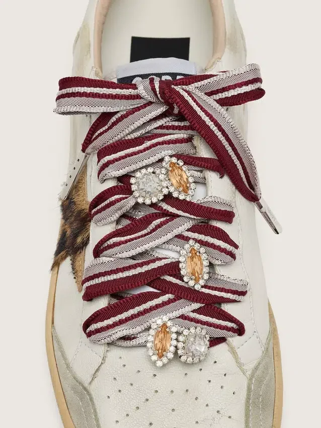 Cordones «Pieles» a rayas blancas y burdeos adornados con dijes