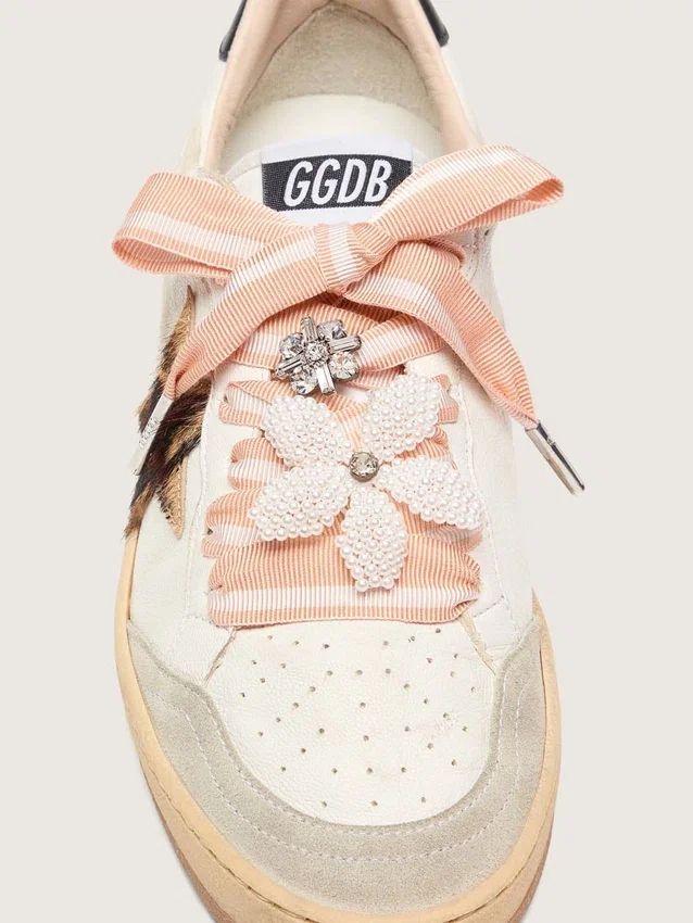 Cordones «Pieles» a rayas blancas y rosas con dijes de cuentas y cristales