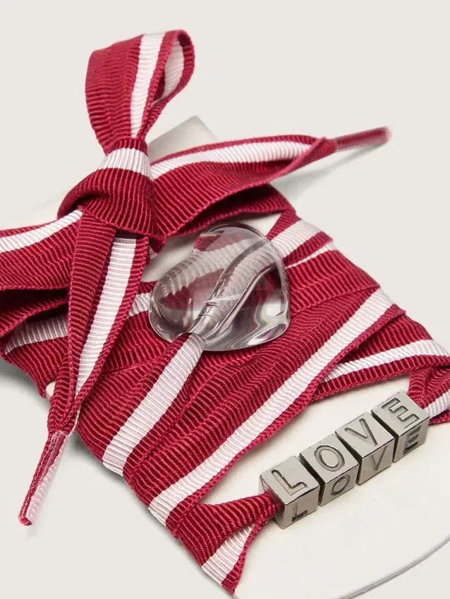 Cordones «Pieles» a rayas rojas y blancas con dijes