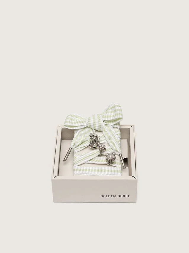 Cordones «Pieles» a rayas verdes y blancas con dijes
