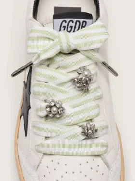 Cordones «Pieles» a rayas verdes y blancas con dijes