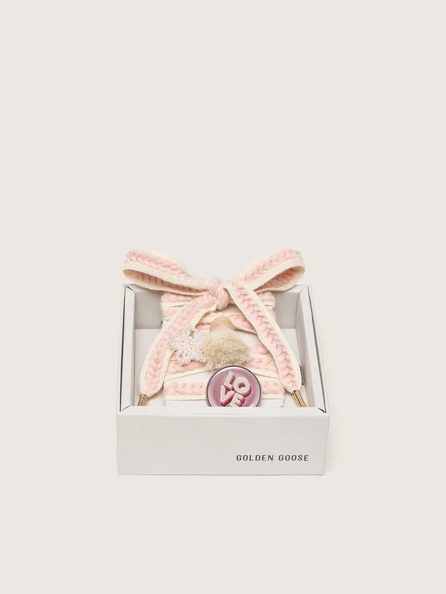 Cordones «Pieles» en beige claro con trenzado rosa, alfiler y apliques