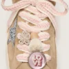 Cordones «Pieles» en beige claro con trenzado rosa, alfiler y apliques