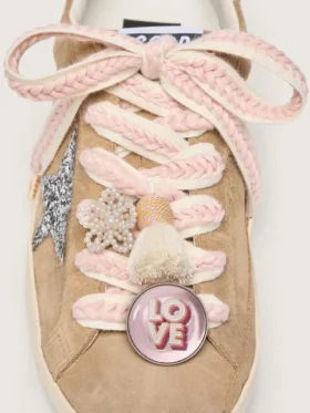 Cordones «Pieles» en beige claro con trenzado rosa, alfiler y apliques