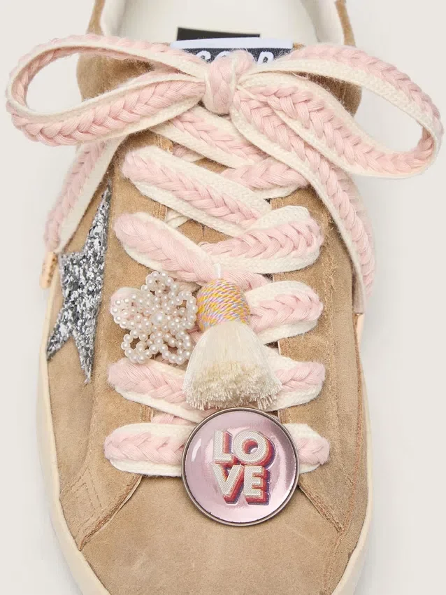 Cordones «Pieles» en beige claro con trenzado rosa, alfiler y apliques