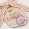 Cordones «Pieles» en beige claro con trenzado rosa, alfiler y apliques
