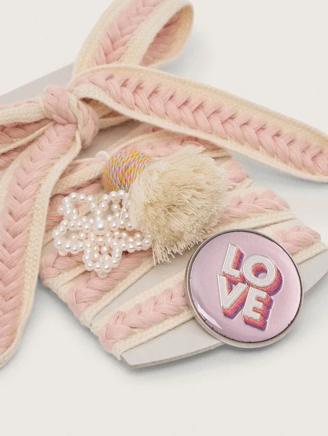 Cordones «Pieles» en beige claro con trenzado rosa, alfiler y apliques