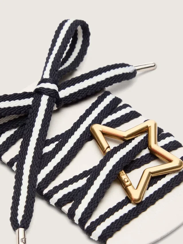 Cordones «Pieles» en blanco y negro con mosquetón en forma de estrella