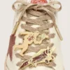 Cordones «Pieles» en rojo arcilla metalizado con dos alfileres
