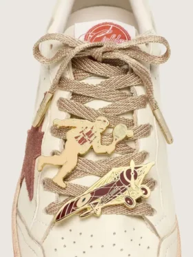 Cordones «Pieles» en rojo arcilla metalizado con dos alfileres