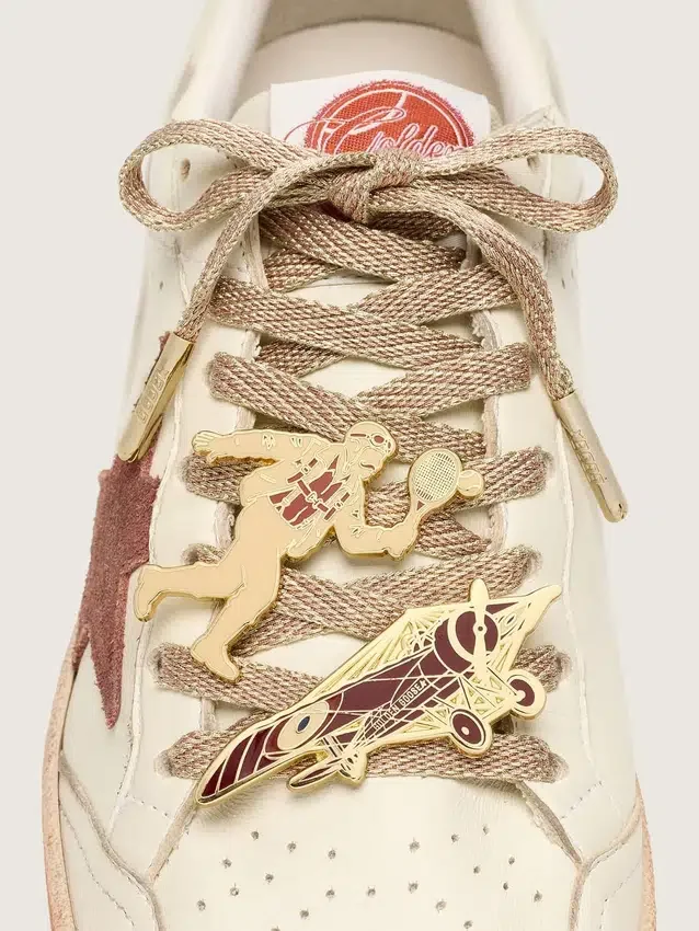 Cordones «Pieles» en rojo arcilla metalizado con dos alfileres