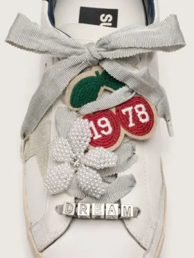 Cordones «Pieles» plateados con dijes y apliques