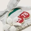 Cordones «Pieles» plateados con dijes y apliques