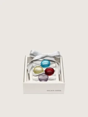 Cordones plateados «Pieles» con cuatro dijes de colores