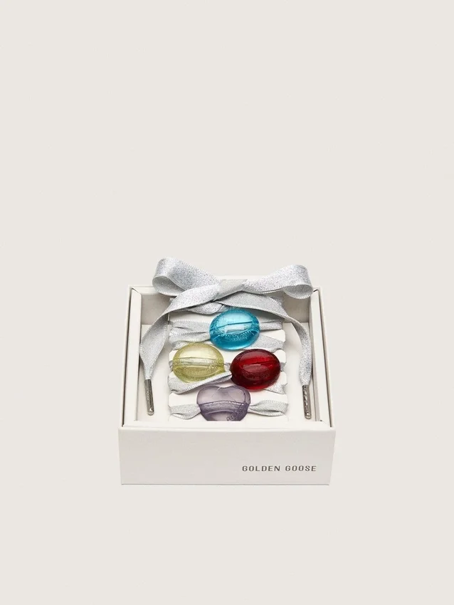 Cordones plateados «Pieles» con cuatro dijes de colores