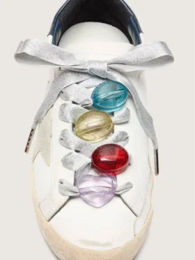Cordones plateados «Pieles» con cuatro dijes de colores