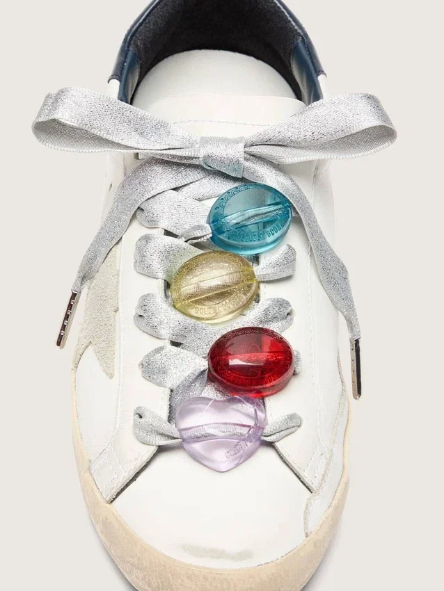 Cordones plateados «Pieles» con cuatro dijes de colores