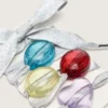 Cordones plateados «Pieles» con cuatro dijes de colores