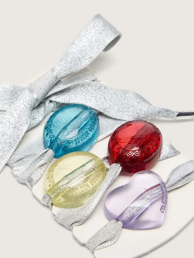 Cordones plateados «Pieles» con cuatro dijes de colores