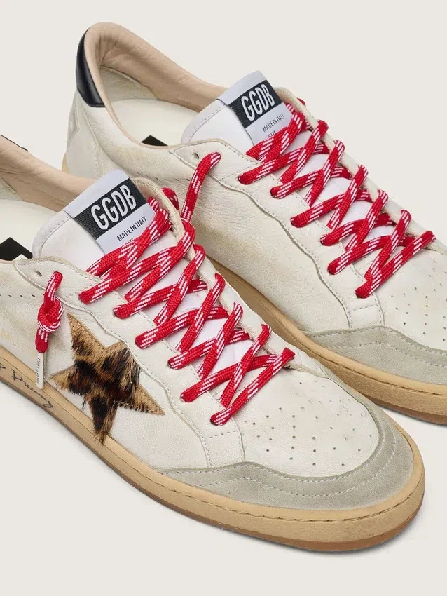 Cordones rojos para senderismo con detalles blancos