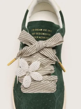 Cordones «Vintage» de Pieles a rayas blancas y beige con colgante en forma de flor