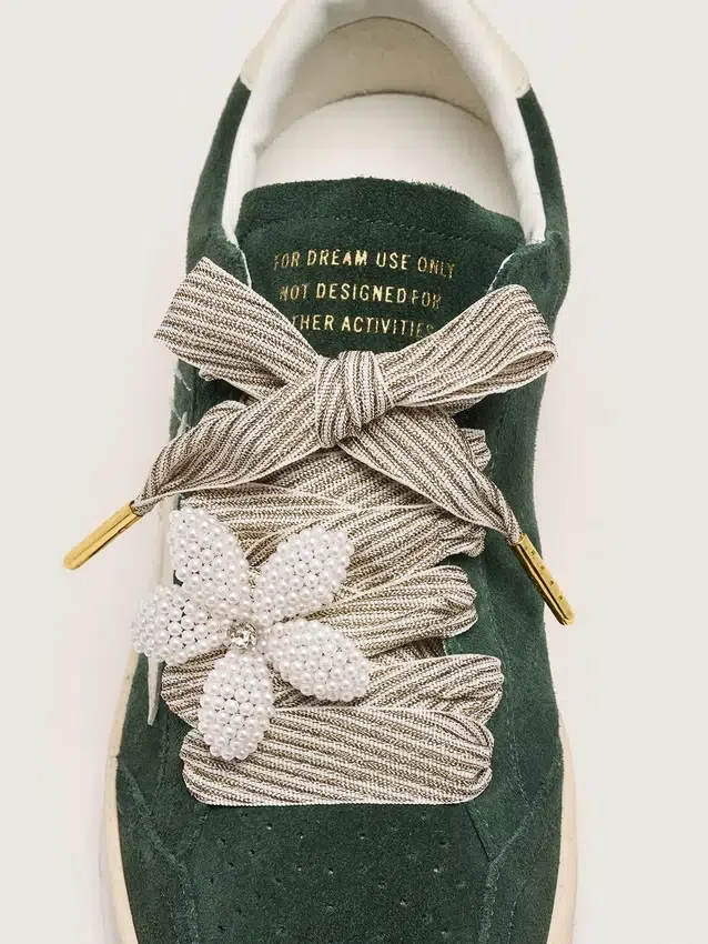 Cordones «Vintage» de Pieles a rayas blancas y beige con colgante en forma de flor