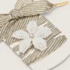 Cordones «Vintage» de Pieles a rayas blancas y beige con colgante en forma de flor