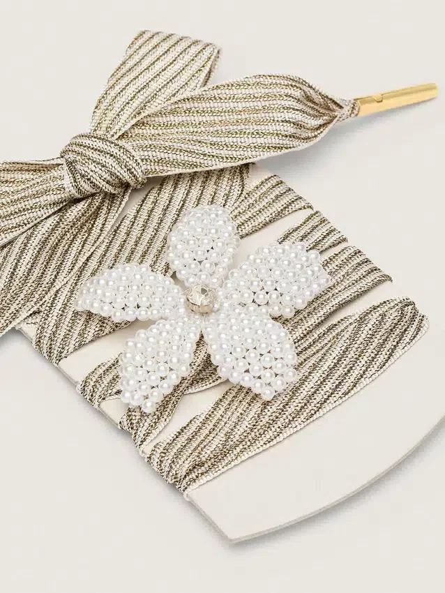 Cordones «Vintage» de Pieles a rayas blancas y beige con colgante en forma de flor