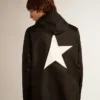 Cortavientos de hombre con logotipo y estrella blancos en contraste