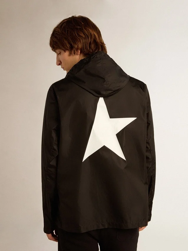 Cortavientos de hombre con logotipo y estrella blancos en contraste