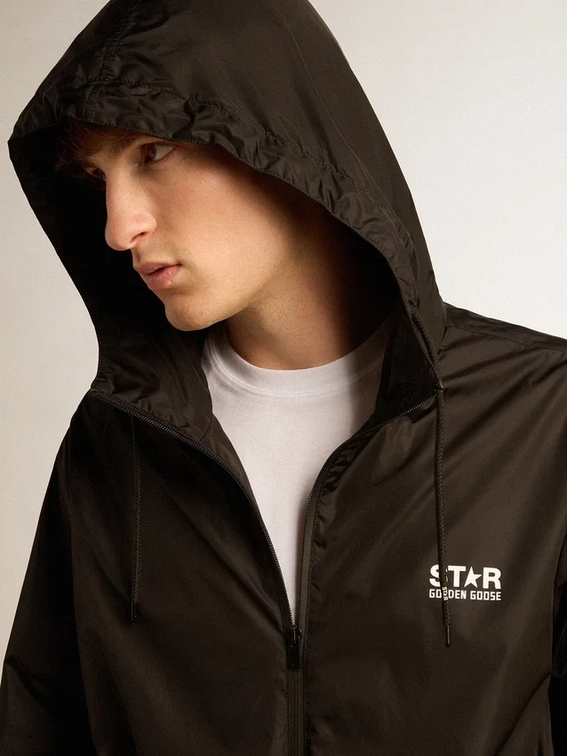 Cortavientos de hombre con logotipo y estrella blancos en contraste