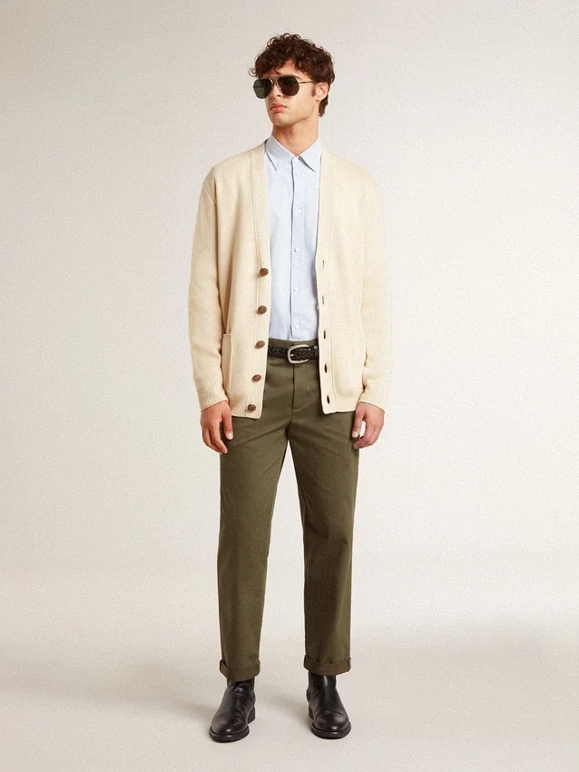 Cárdigan beige para hombre con la inscripción «Golden» en la espalda