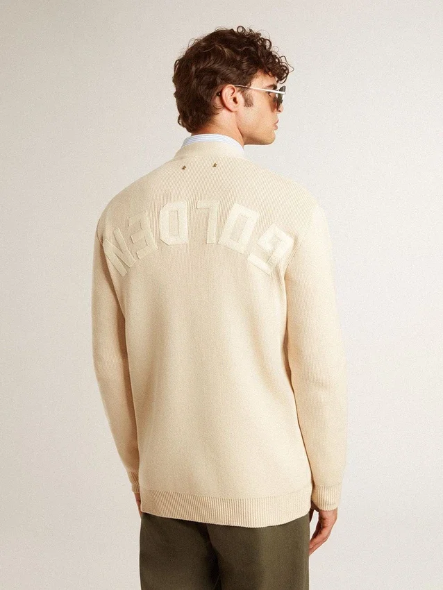 Cárdigan beige para hombre con la inscripción «Golden» en la espalda