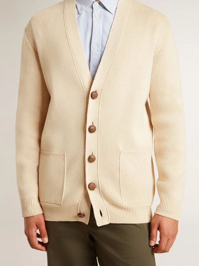 Cárdigan beige para hombre con la inscripción «Golden» en la espalda