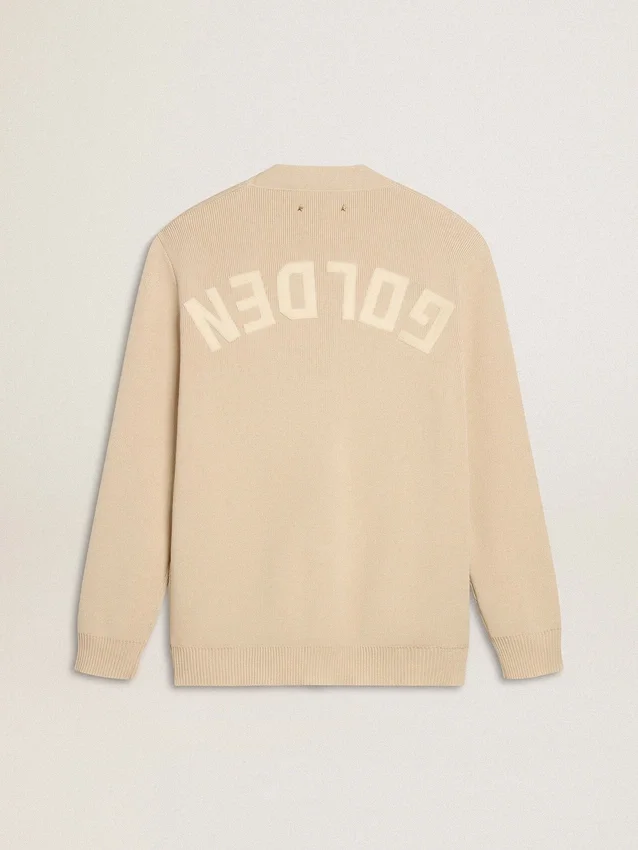 Cárdigan beige para hombre con la inscripción «Golden» en la espalda