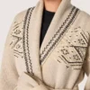 Cárdigan de mujer con cinturón, en mezcla de lana beige con bordados en contraste