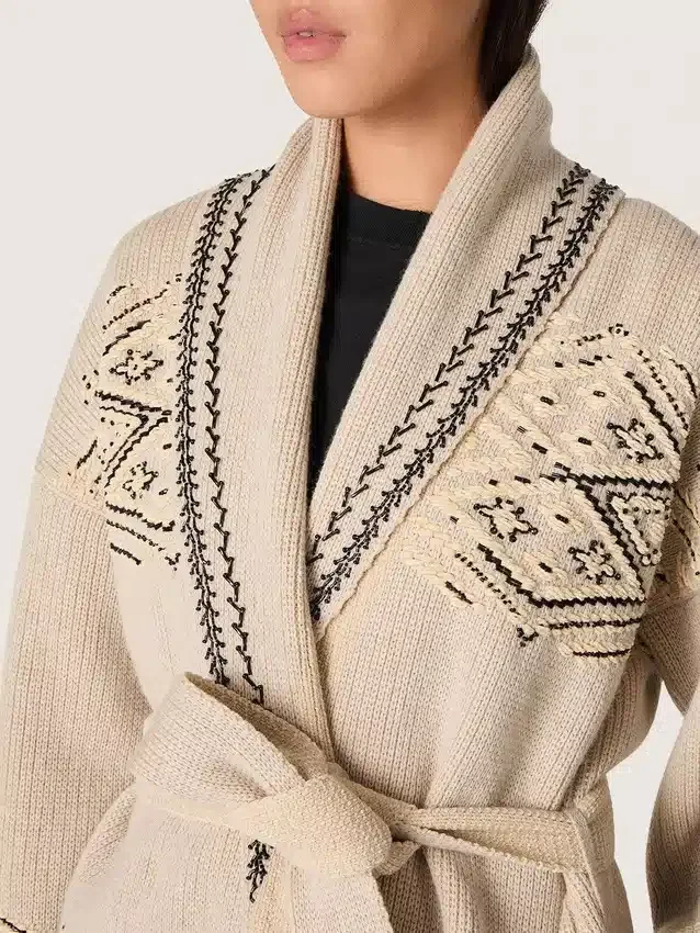 Cárdigan de mujer con cinturón, en mezcla de lana beige con bordados en contraste