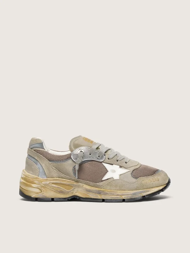 Dad-Star para mujer en ante gris paloma y malla plateada con estrella de piel blanca y lengüeta de ante en el talón
