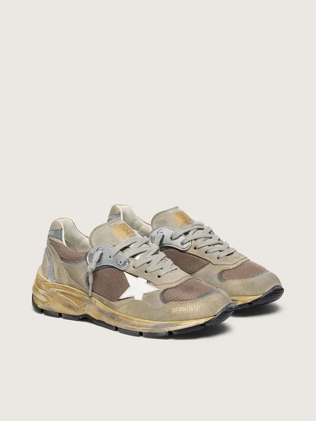 Dad-Star para mujer en ante gris paloma y malla plateada con estrella de piel blanca y lengüeta de ante en el talón