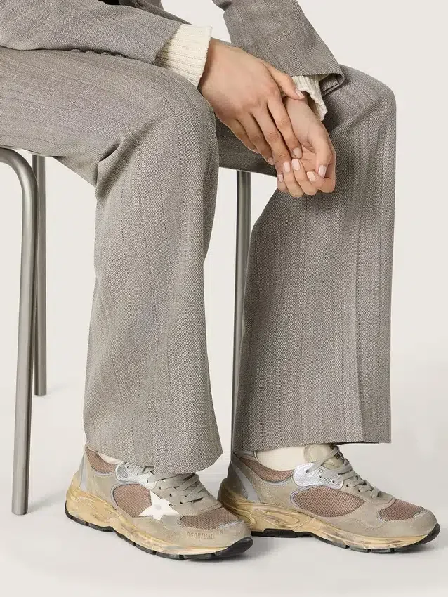 Dad-Star para mujer en ante gris paloma y malla plateada con estrella de piel blanca y lengüeta de ante en el talón