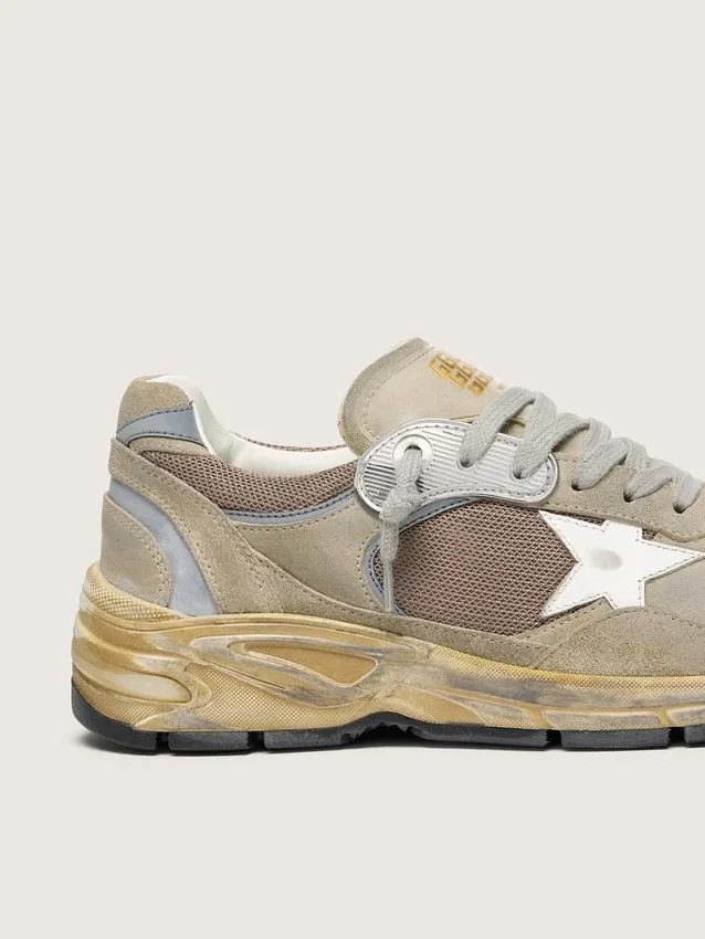 Dad-Star para mujer en ante gris paloma y malla plateada con estrella de piel blanca y lengüeta de ante en el talón