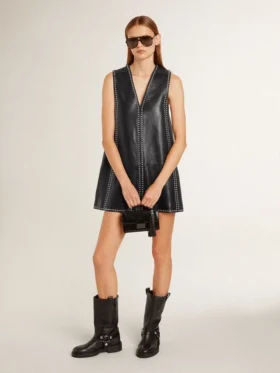 Dije de piel napa negra con tachuelas y detalles metálicos
