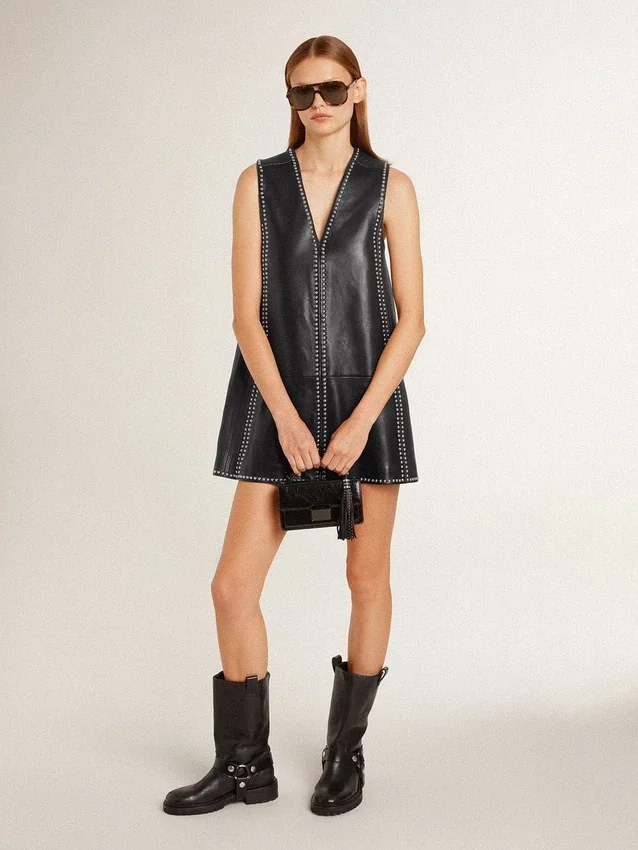 Dije de piel napa negra con tachuelas y detalles metálicos