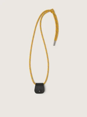 Estuche para gafas con cordón de senderismo de color mostaza y clip de cuero negro