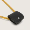 Estuche para gafas con cordón de senderismo de color mostaza y clip de cuero negro