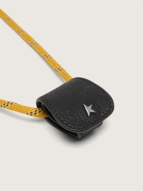 Estuche para gafas con cordón de senderismo de color mostaza y clip de cuero negro